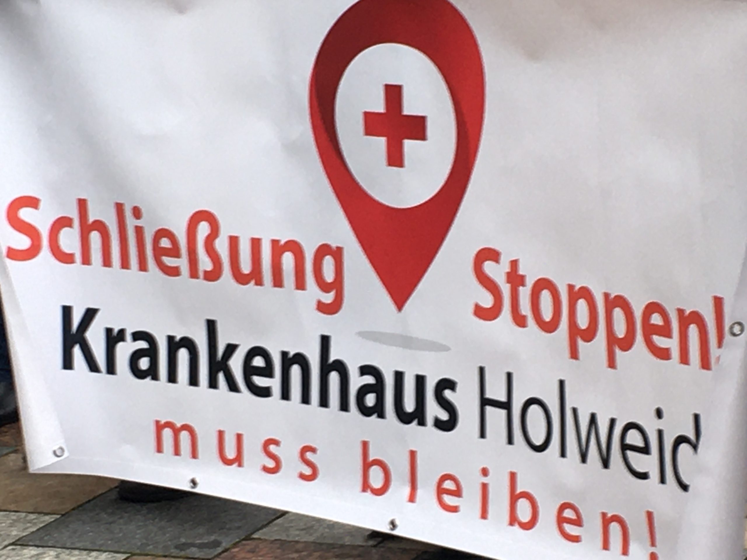 Radio-Feature: Die Schließung des Krankenhauses in Köln-Holweide, ein Stadtteil im Widerstand & die Suche nach einer linksradikalen Gesundheitspolitik.